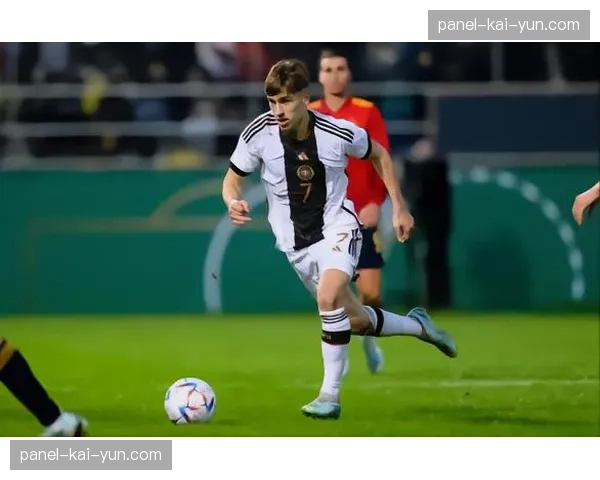 特写:在训练基地加练任意球,格鲁达渴望在美因茨承担更多责任。 特写:在训练基地加练任意球,格鲁达渴望在美因茨承担更多责任。