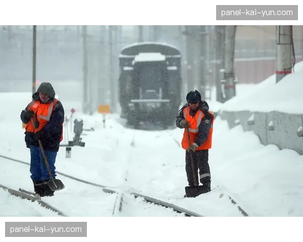 比赛花絮：皇家社会主场大雪，工作人员紧急清理边线积雪